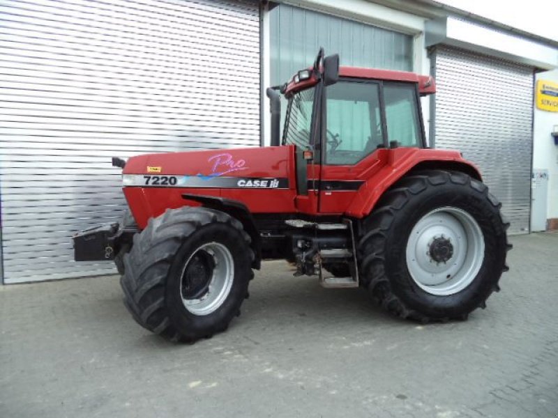 Case IH 7220 PRO MAGNUM Tractor