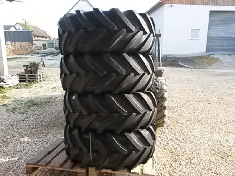 Reifen des Typs Michelin 425/75R20 XM47 Mercedes Benz Unimog Rad, Neumaschine in Hemau (Bild 1)