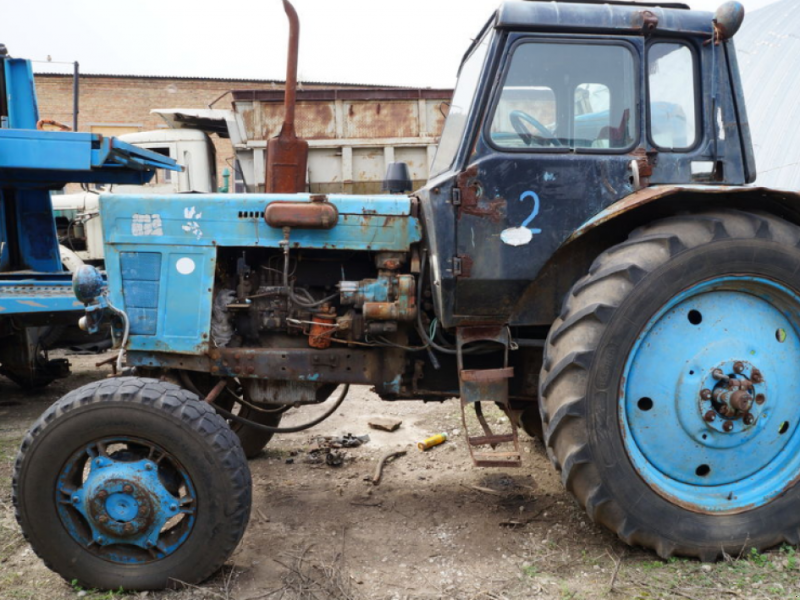 Oldtimer-Traktor des Typs Belarus Беларус-82, Neumaschine in Запоріжжя