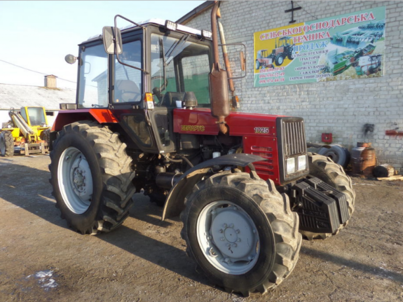 Oldtimer-Traktor des Typs Belarus Беларус-1025, Neumaschine in Стара Вижівка (Bild 1)