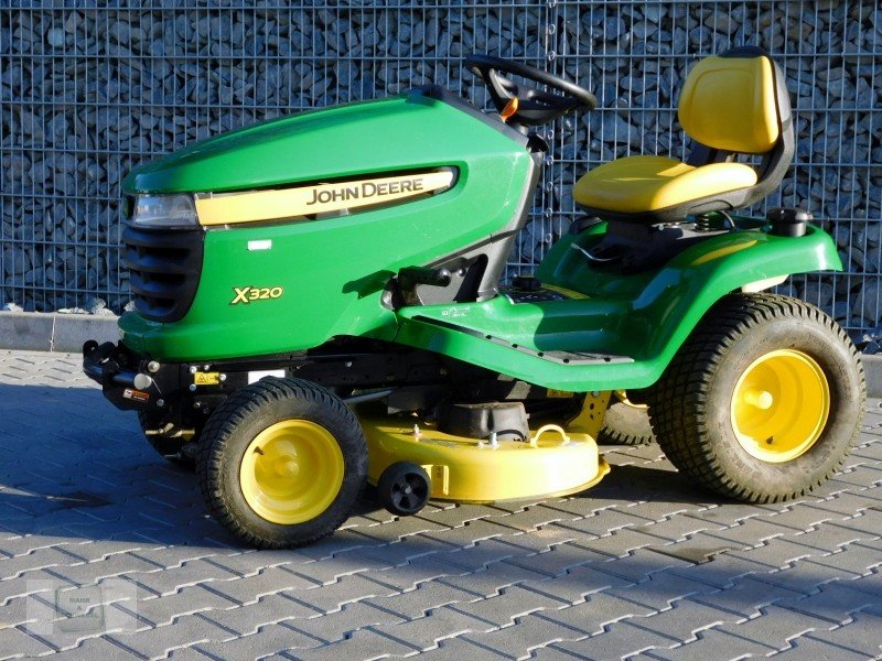 John Deere X 320 Lawn tractor