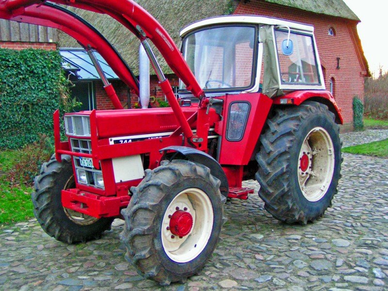 Traktor IHC 744 A+Frontlader