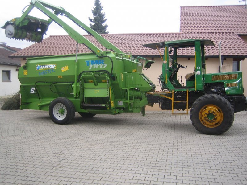 Faresin Fräsmischwagen TMR 1050 mit angebautem MB-trac900 (selbstfahrer