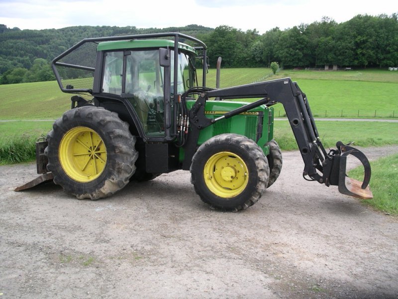 Dum v lesni traktor za