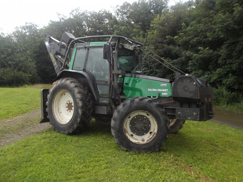 Dum v lesni traktor za