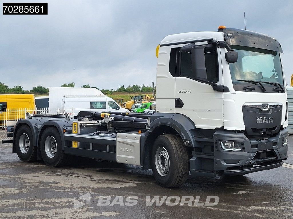 Abrollcontainer des Typs MAN TGS 26.440 6X4 NEW HYVA H20-60S Automatic Steelsuspension Euro 6, Neumaschine in Veghel (Bild 7)