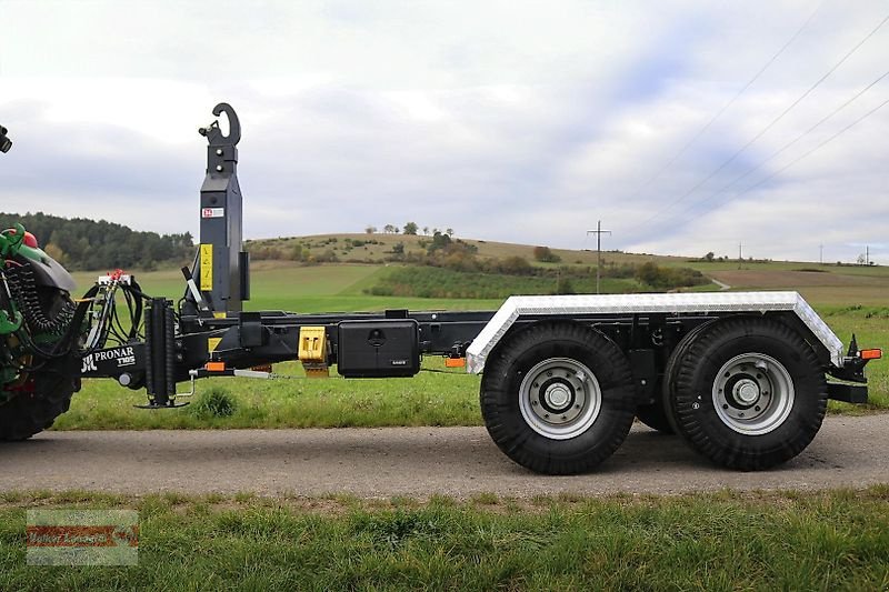 Abrollcontainer des Typs PRONAR T 185 Hakenliftanhänger 15 to Boogie-Fahrwerk, Neumaschine in Ostheim/Rhön (Bild 1)