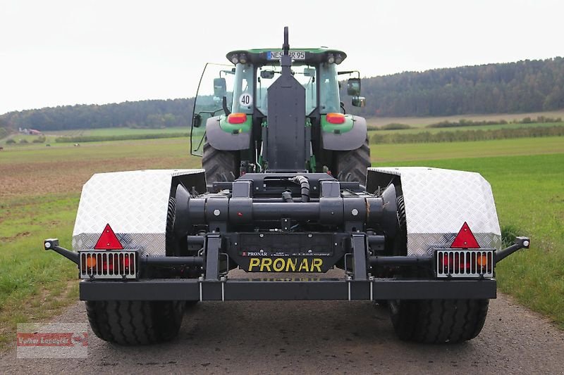 Abrollcontainer des Typs PRONAR T 185 Hakenliftanhänger 15 to Boogie-Fahrwerk, Neumaschine in Ostheim/Rhön (Bild 3)