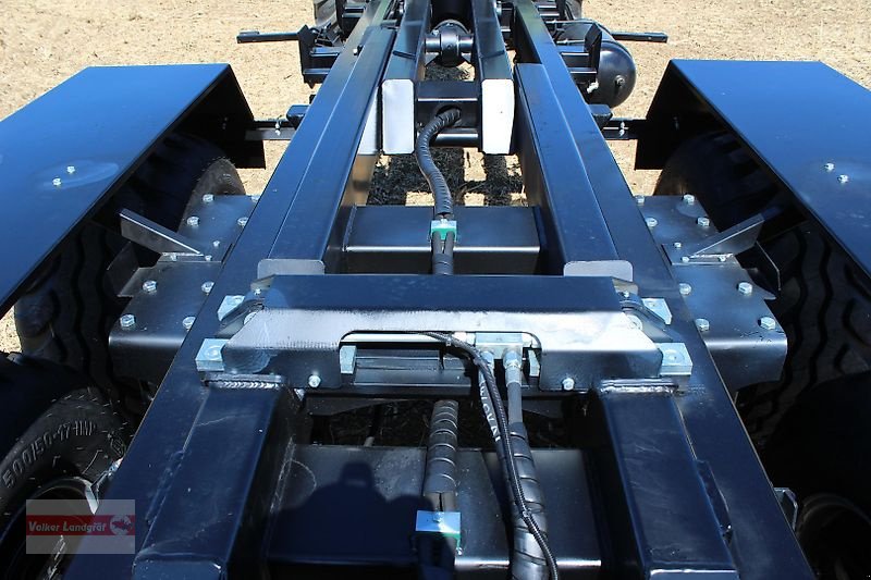 Abrollcontainer des Typs PRONAR T 185 Hakenliftanhänger 15 to Boogie-Fahrwerk, Neumaschine in Ostheim/Rhön (Bild 8)