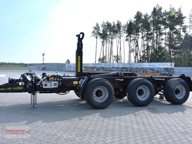 Abrollcontainer des Typs PRONAR T 386 Hakenliftanhänger 34 to Zwangslenkung Parabel-Fahrwerk, Neumaschine in Ostheim/Rhön (Bild 1)