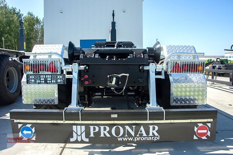 Abrollcontainer des Typs PRONAR T 386 Hakenliftanhänger 34 to Zwangslenkung Parabel-Fahrwerk, Neumaschine in Ostheim/Rhön (Bild 4)