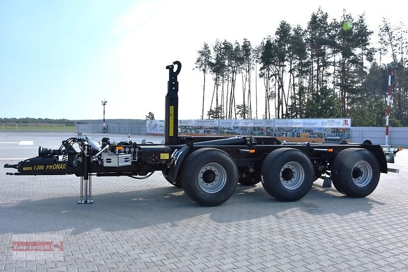 Abrollcontainer des Typs PRONAR T 386 Hakenliftanhänger 34 to Zwangslenkung Parabel-Fahrwerk, Neumaschine in Ostheim/Rhön (Bild 15)