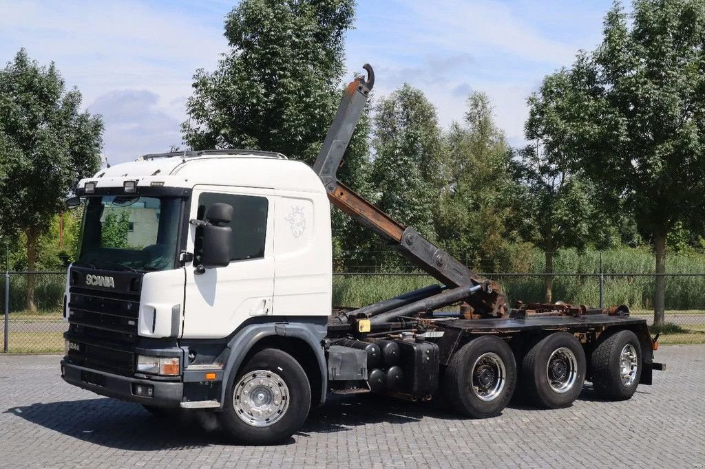 Abrollcontainer typu Scania P124-420 8X4 HOOKLIFT MANUAL BIG AXLES EURO 3, Gebrauchtmaschine v Marknesse (Obrázek 1)