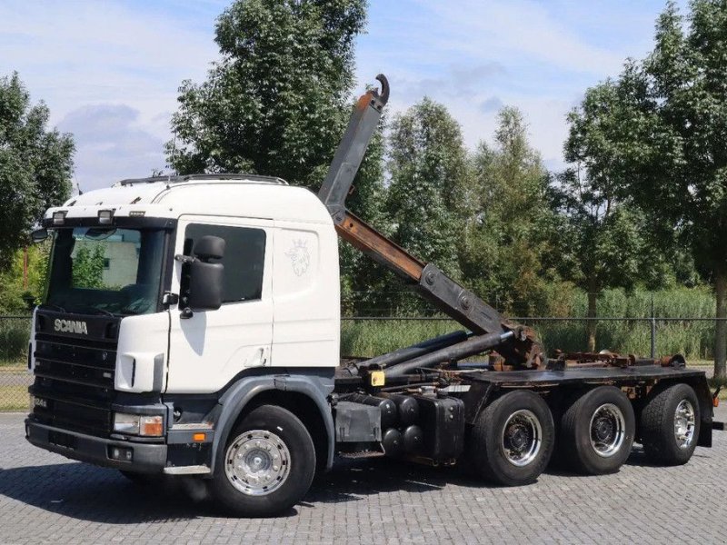Abrollcontainer typu Scania P124-420 8X4 HOOKLIFT MANUAL BIG AXLES EURO 3, Gebrauchtmaschine v Marknesse (Obrázek 1)
