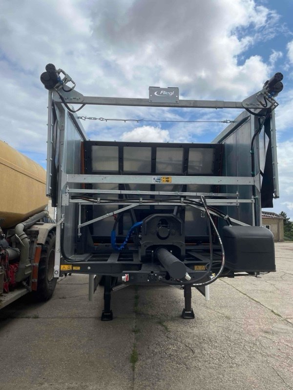 Abschiebewagen des Typs Fliegl Abschiebe-Sattelauflieger ASS 298 Agro-Truck, Neumaschine in Polleben (Bild 10)