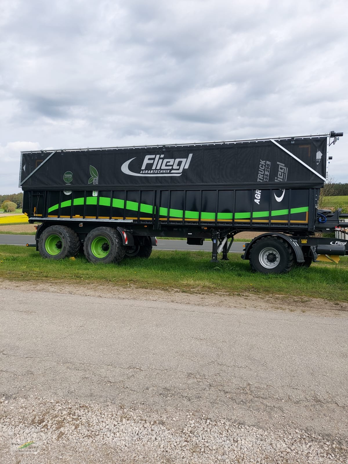 Abschiebewagen des Typs Fliegl ASS 298 Agro Truck, Neumaschine in Pegnitz-Bronn (Bild 1)