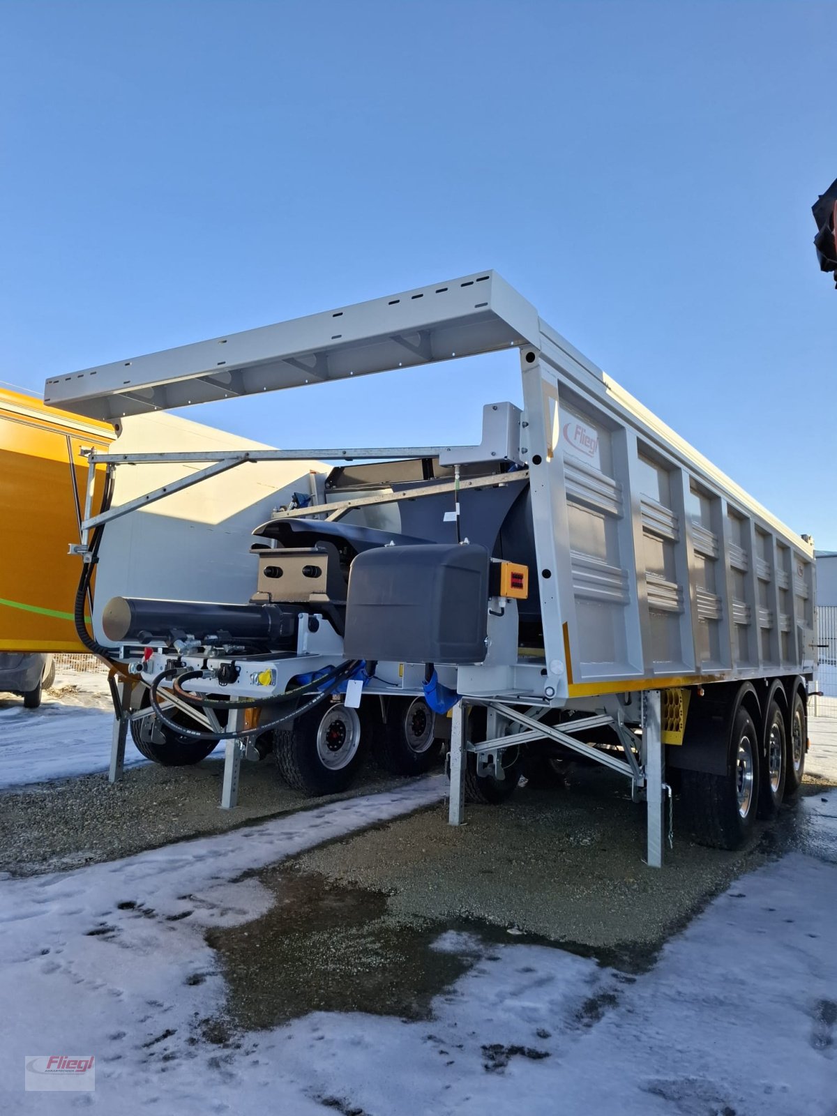 Abschiebewagen typu Fliegl ASS 372 Dreiachs, Neumaschine v Mühldorf (Obrázek 1)