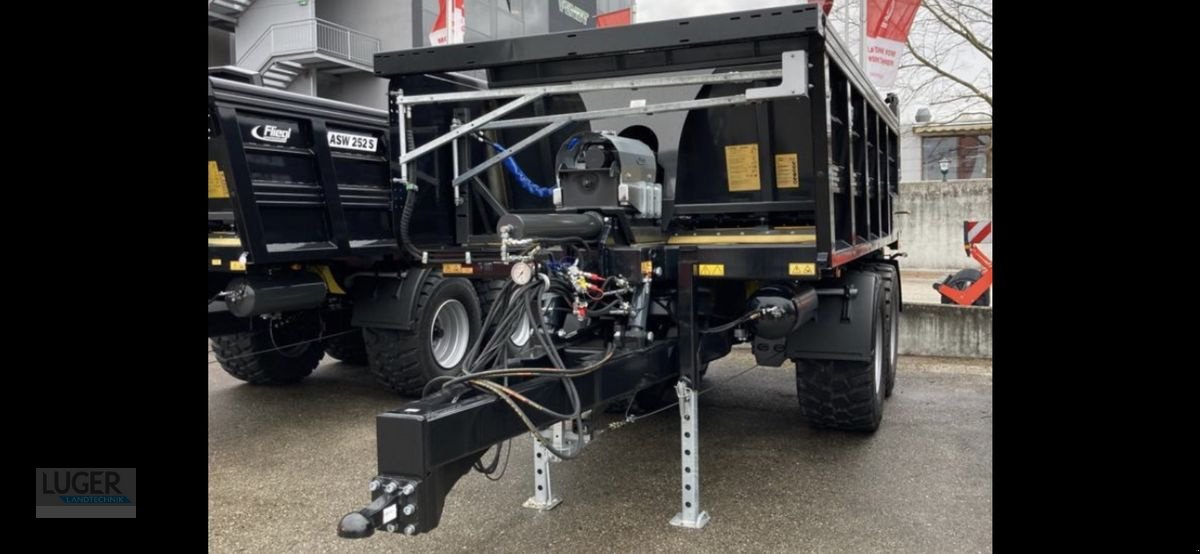 Abschiebewagen des Typs Fliegl ASW 252 Black Bull, Neumaschine in Niederkappel (Bild 1)