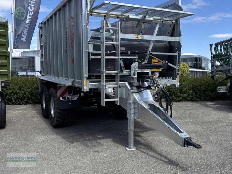 Abschiebewagen des Typs Fliegl ASW 256 Compact FOX, Neumaschine in Pettenbach (Bild 1)