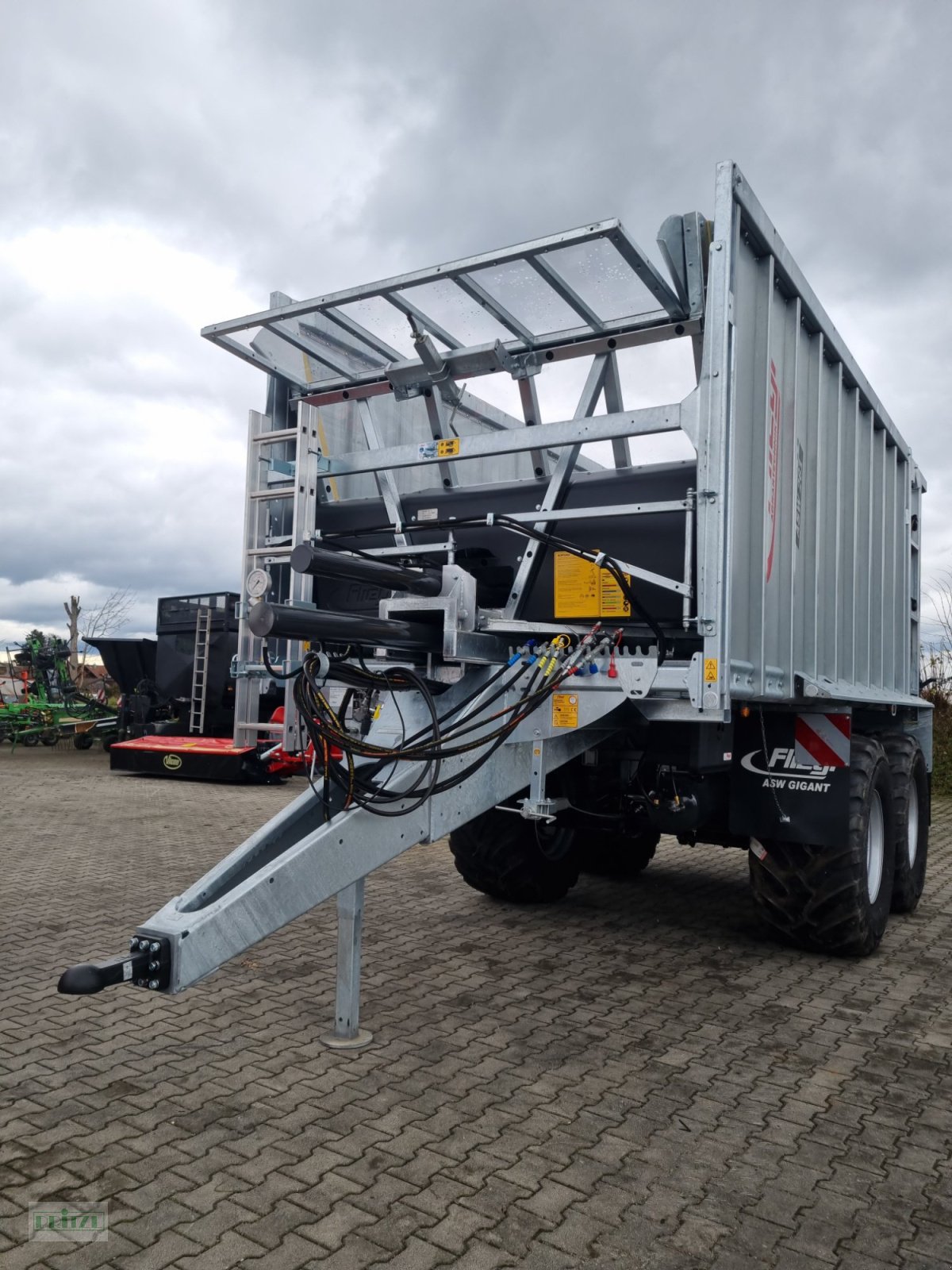 Abschiebewagen des Typs Fliegl ASW 261 Fox, Neumaschine in Bruckmühl (Bild 1)