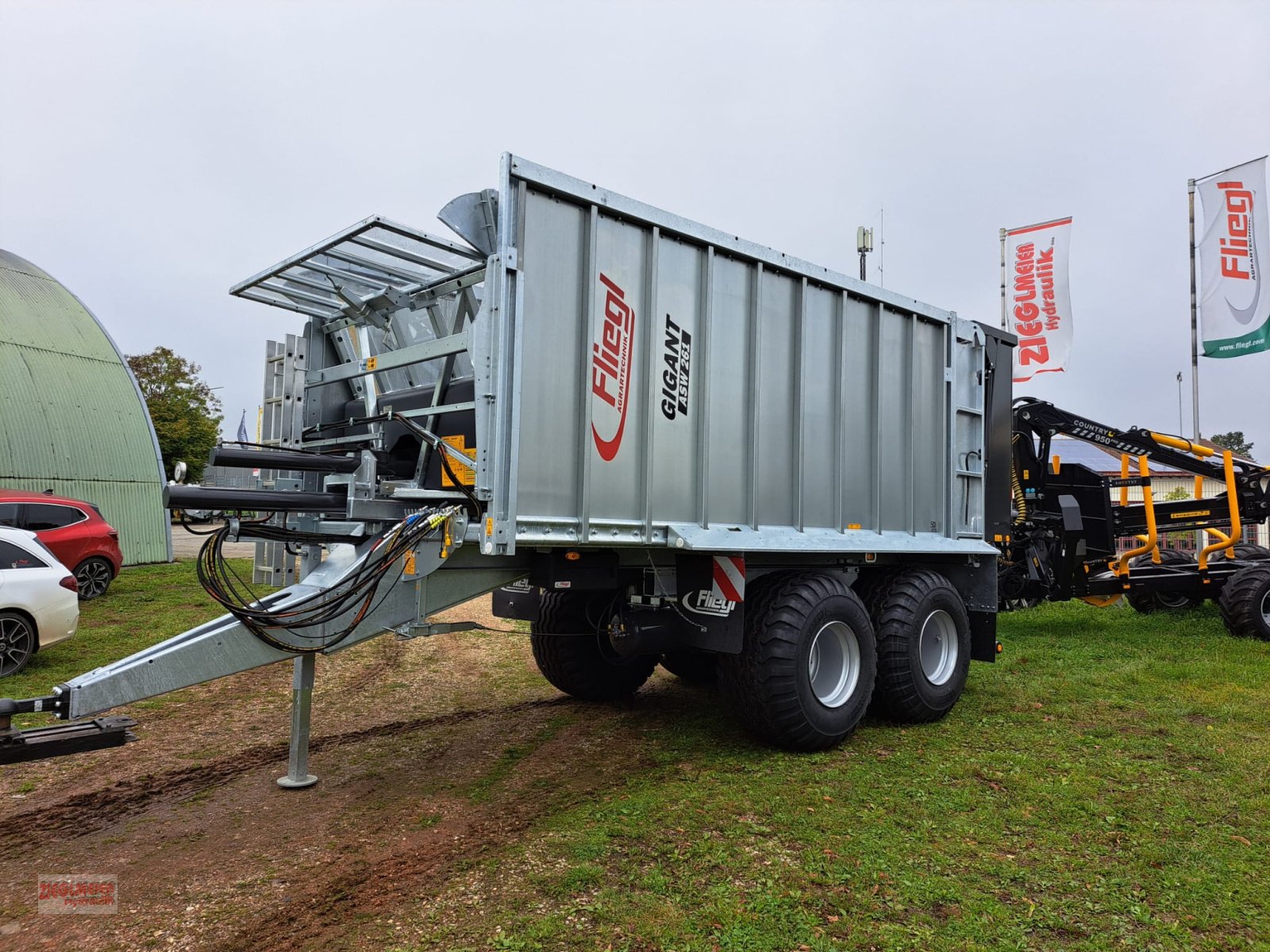 Abschiebewagen des Typs Fliegl ASW 261 Fox, Neumaschine in Rottenburg a.d. Laaber (Bild 1)