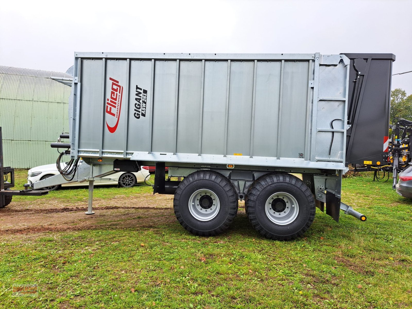 Abschiebewagen des Typs Fliegl ASW 261 Fox, Neumaschine in Rottenburg a.d. Laaber (Bild 2)