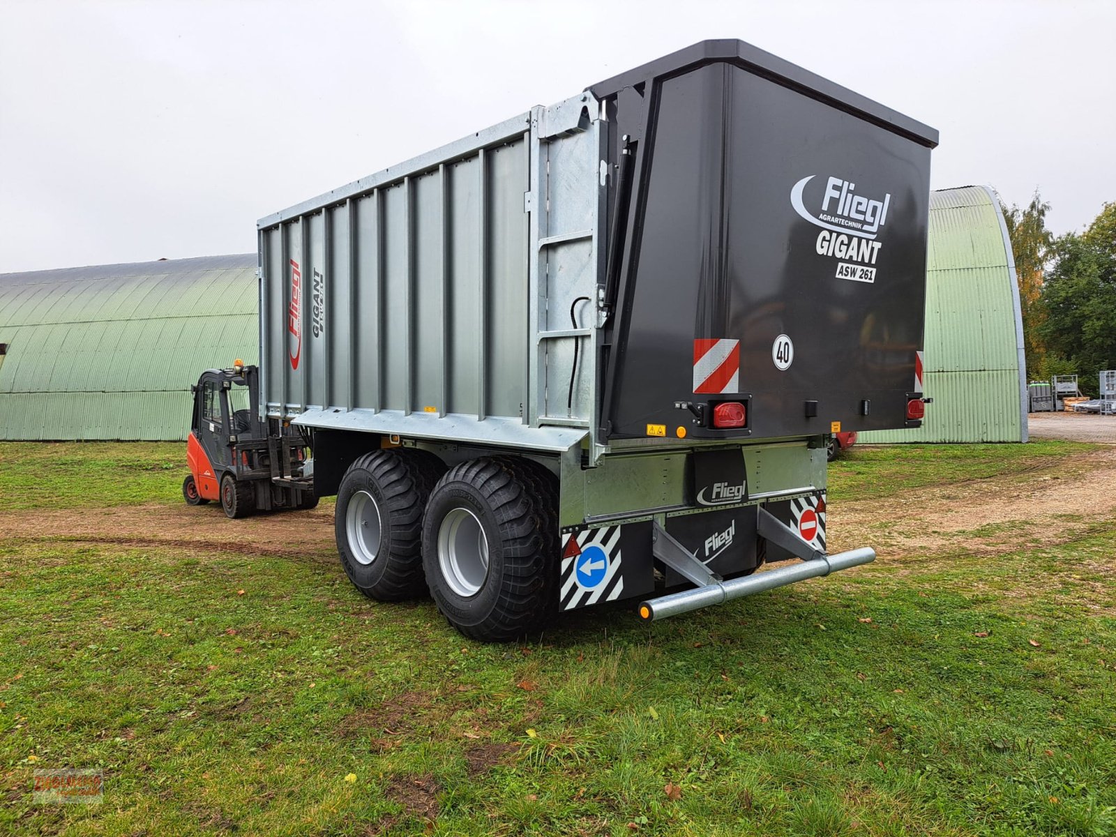 Abschiebewagen des Typs Fliegl ASW 261 Fox, Neumaschine in Rottenburg a.d. Laaber (Bild 3)