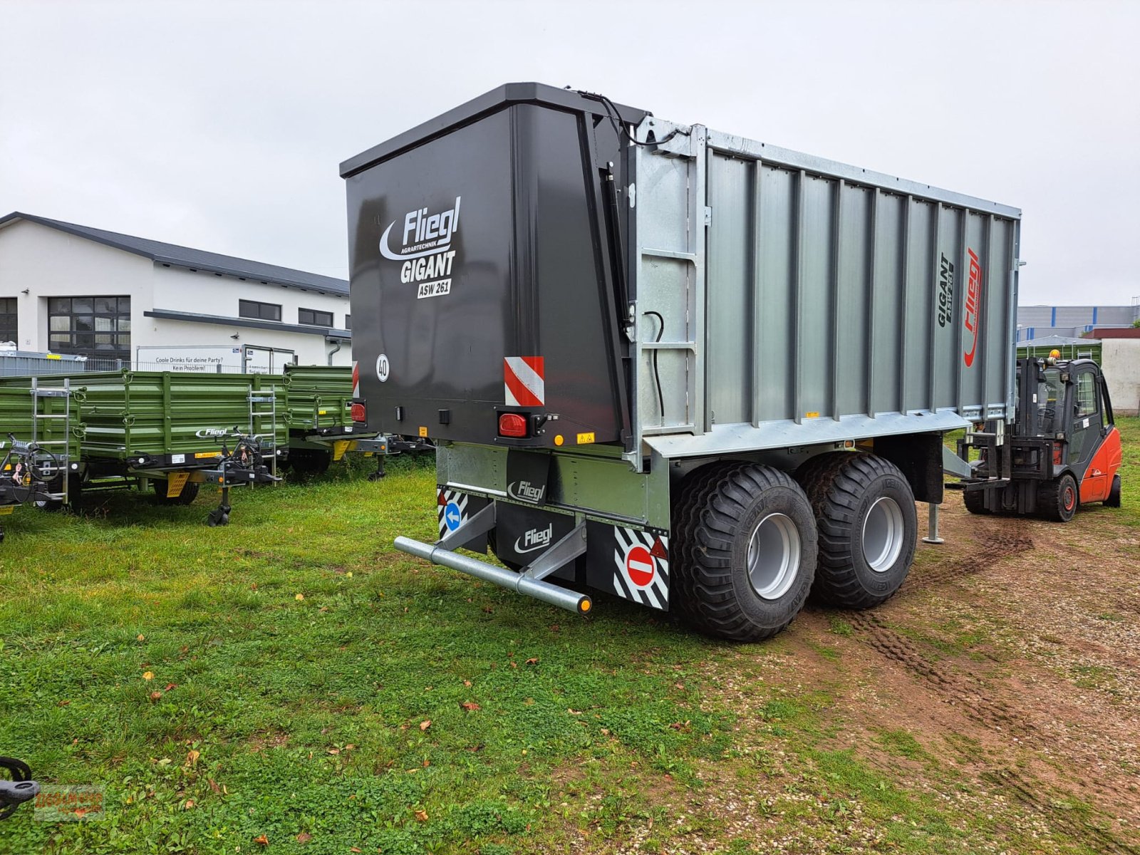 Abschiebewagen des Typs Fliegl ASW 261 Fox, Neumaschine in Rottenburg a.d. Laaber (Bild 4)