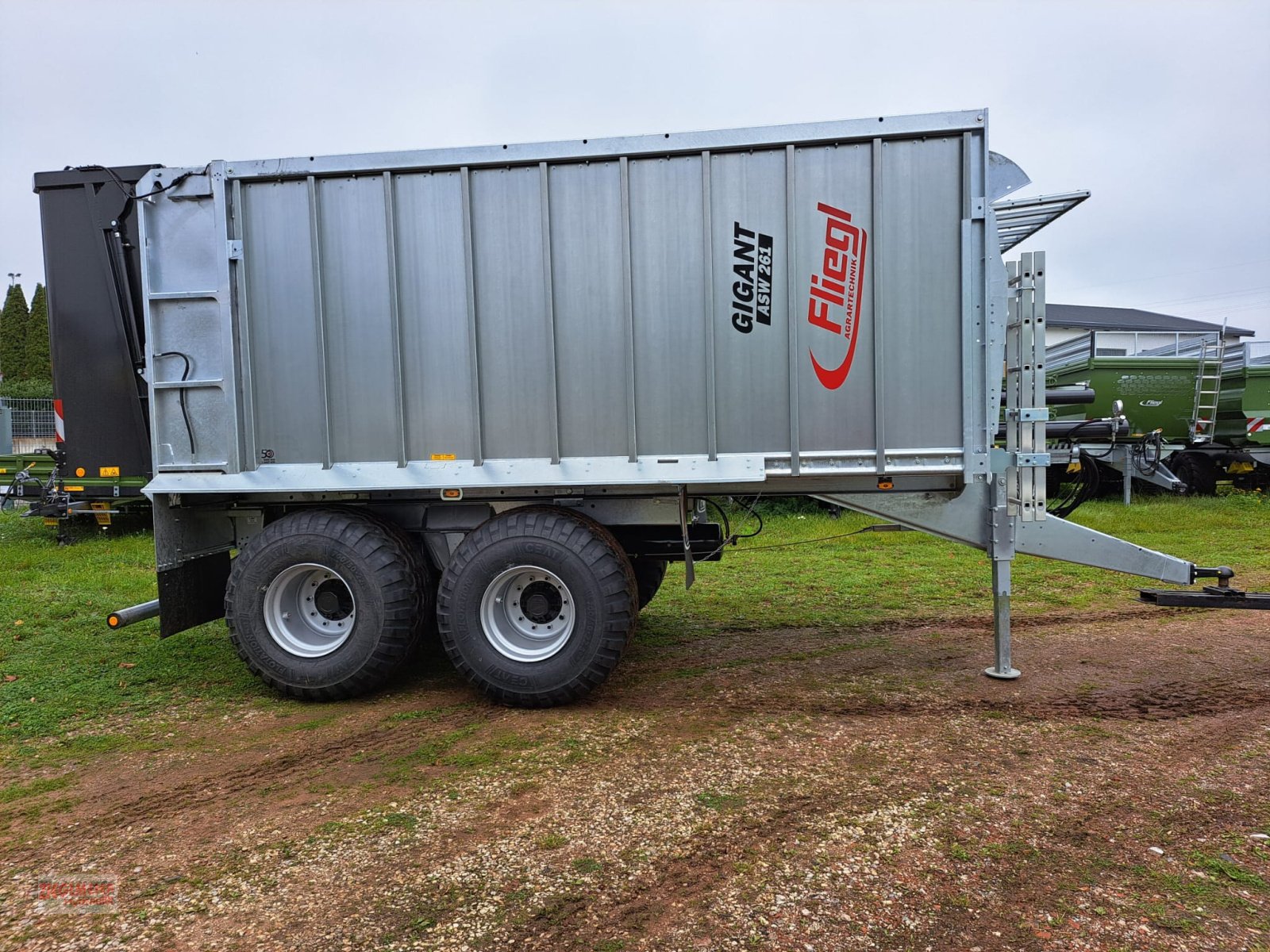 Abschiebewagen des Typs Fliegl ASW 261 Fox, Neumaschine in Rottenburg a.d. Laaber (Bild 5)