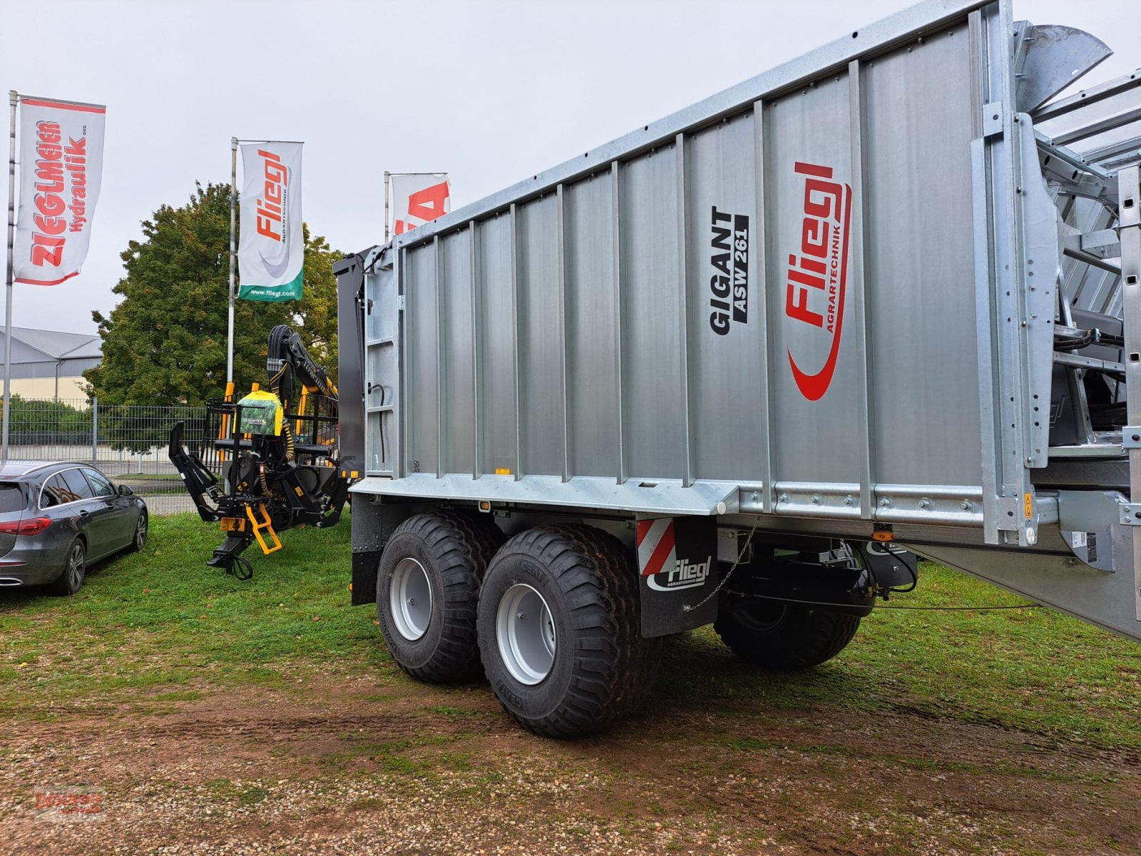 Abschiebewagen des Typs Fliegl ASW 261 Fox, Neumaschine in Rottenburg a.d. Laaber (Bild 6)