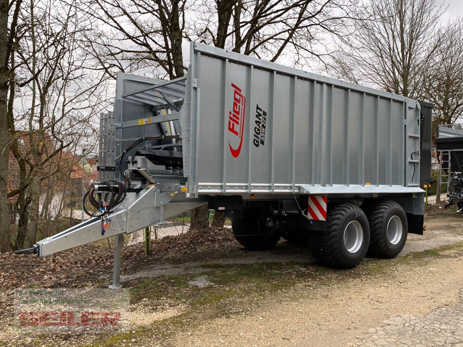 Abschiebewagen of the type Fliegl ASW 271 C FOX 35 m³ Lenkachse, Neumaschine in Ansbach (Picture 1)