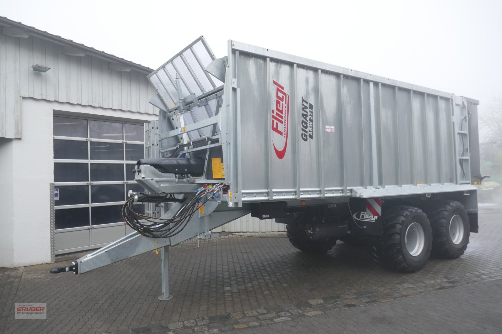 Abschiebewagen van het type Fliegl ASW 271 Compact FOX, Neumaschine in Dorfen (Foto 1)