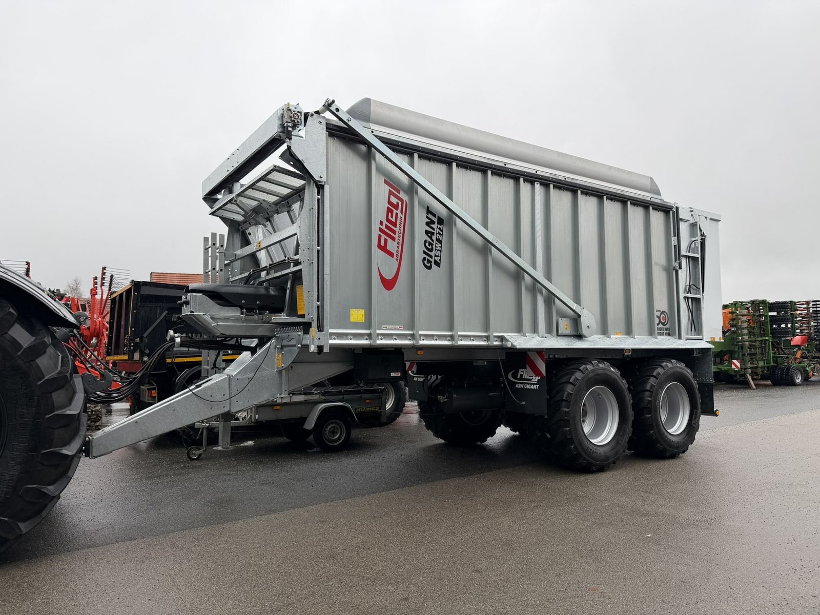 Abschiebewagen des Typs Fliegl ASW 271 COMPACT FOX, Neumaschine in Göpfritz (Bild 1)