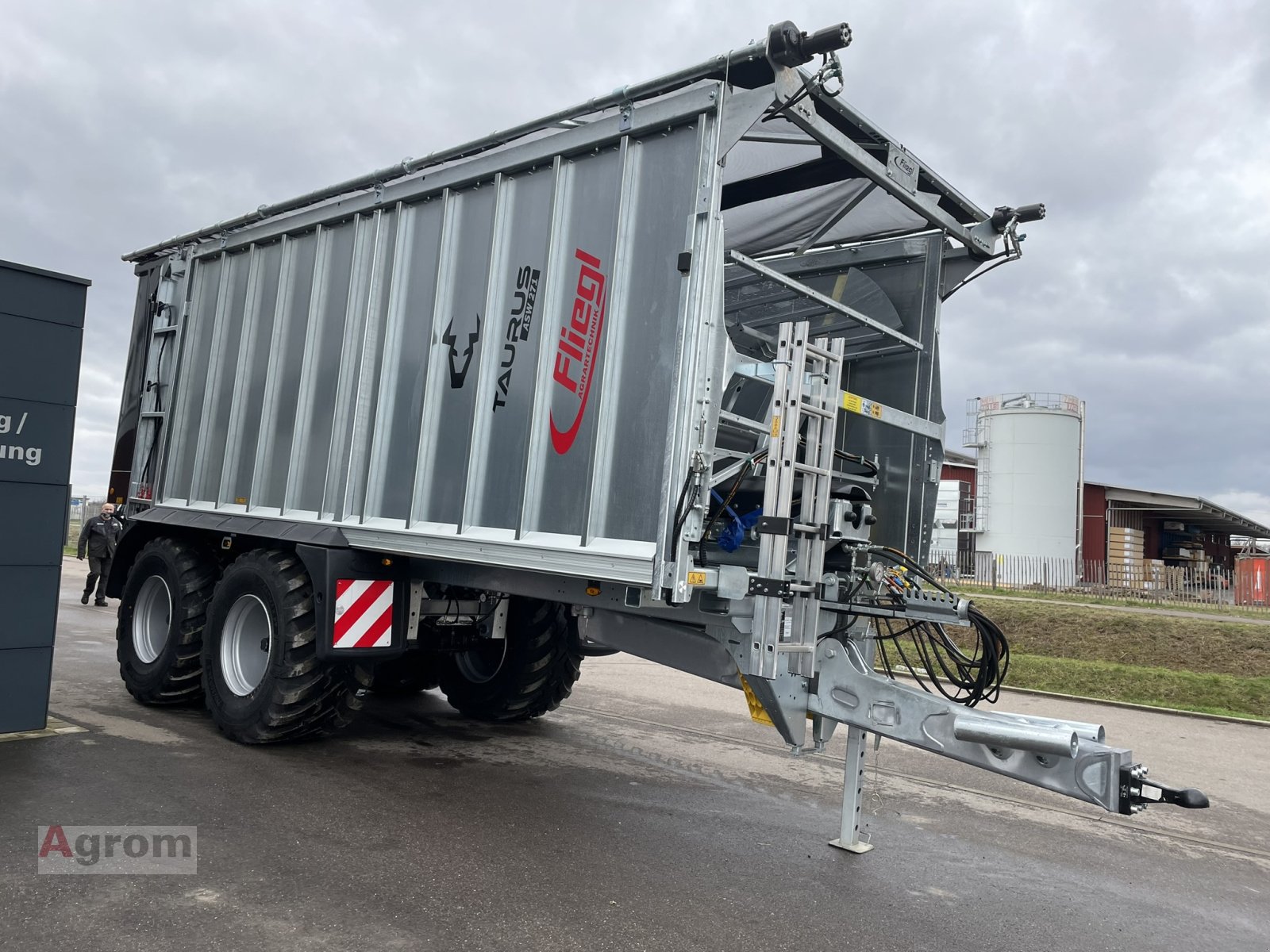Abschiebewagen des Typs Fliegl ASW 271 TAURUS, Neumaschine in Meißenheim-Kürzell (Bild 8)