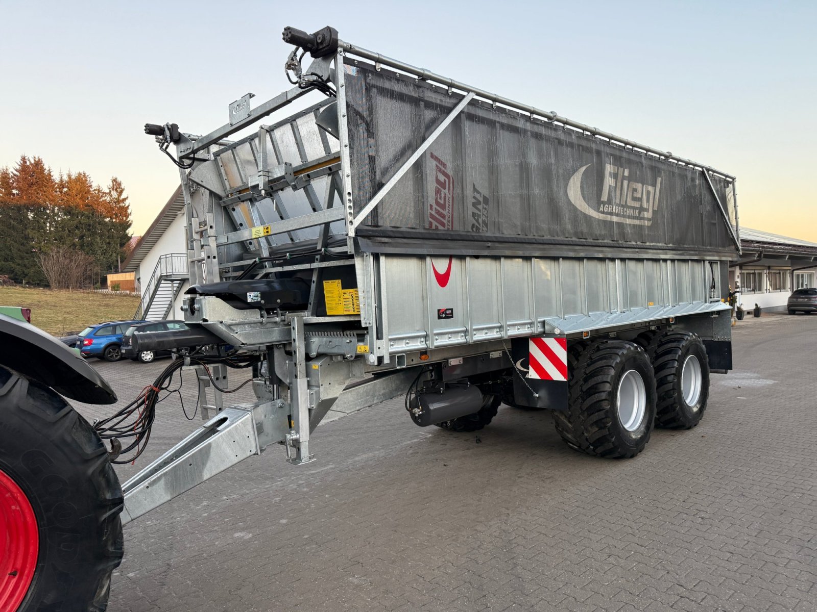 Abschiebewagen du type Fliegl ASW 281 Gigant Unfall, Gebrauchtmaschine en Neureichenau (Photo 1)