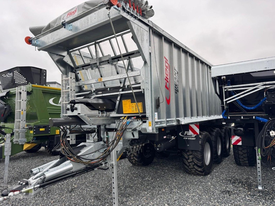 Abschiebewagen des Typs Fliegl ASW 381 + ÜLS, Neumaschine in Schwülper (Bild 1)