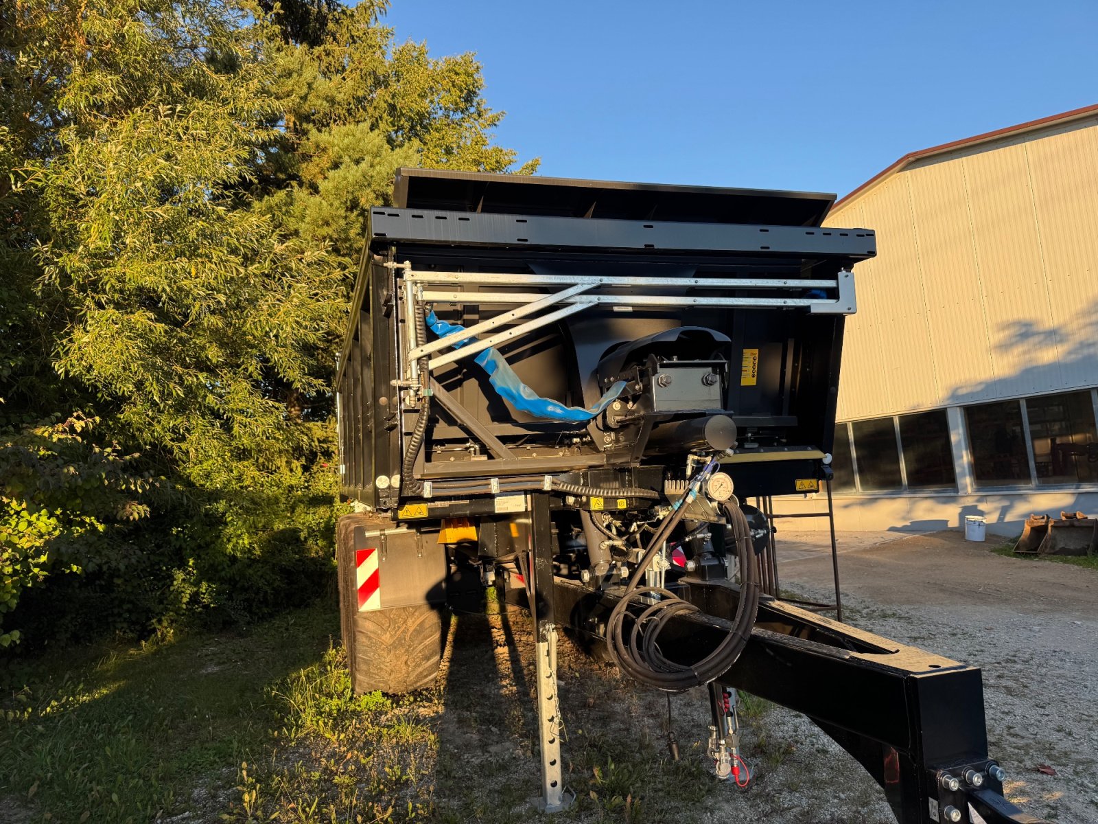 Abschiebewagen typu Fliegl ASW Black Bull 252, Neumaschine v Arnstorf (Obrázek 1)