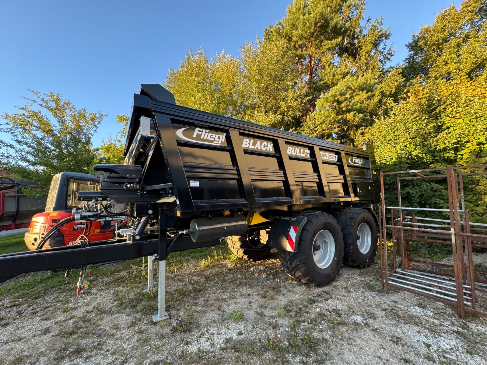 Abschiebewagen typu Fliegl ASW Black Bull 252, Neumaschine v Arnstorf (Obrázek 3)