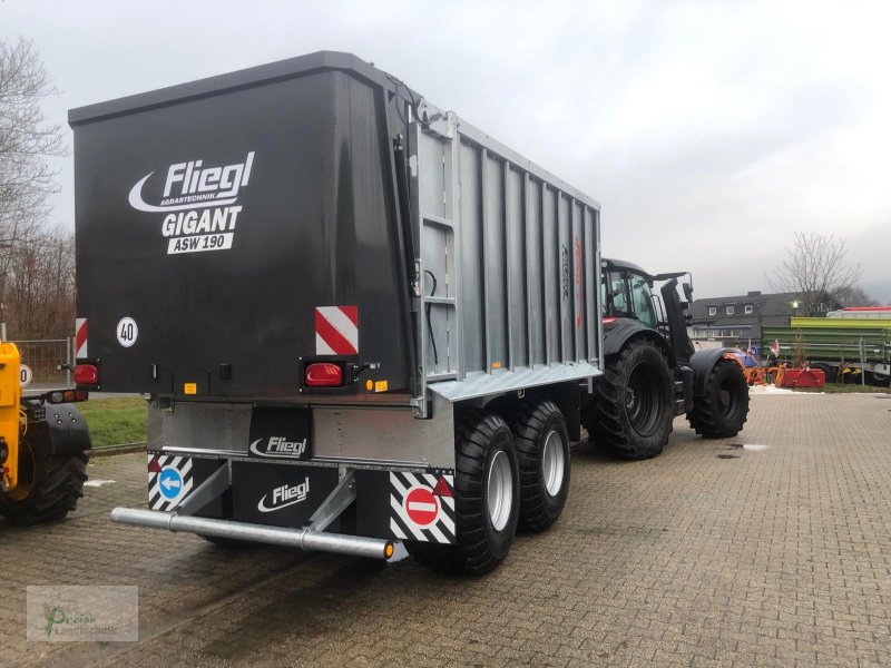 Abschiebewagen des Typs Fliegl ASW190 mit K80 und Nachlauflenkachse, Neumaschine in Bad Kötzting (Bild 1)