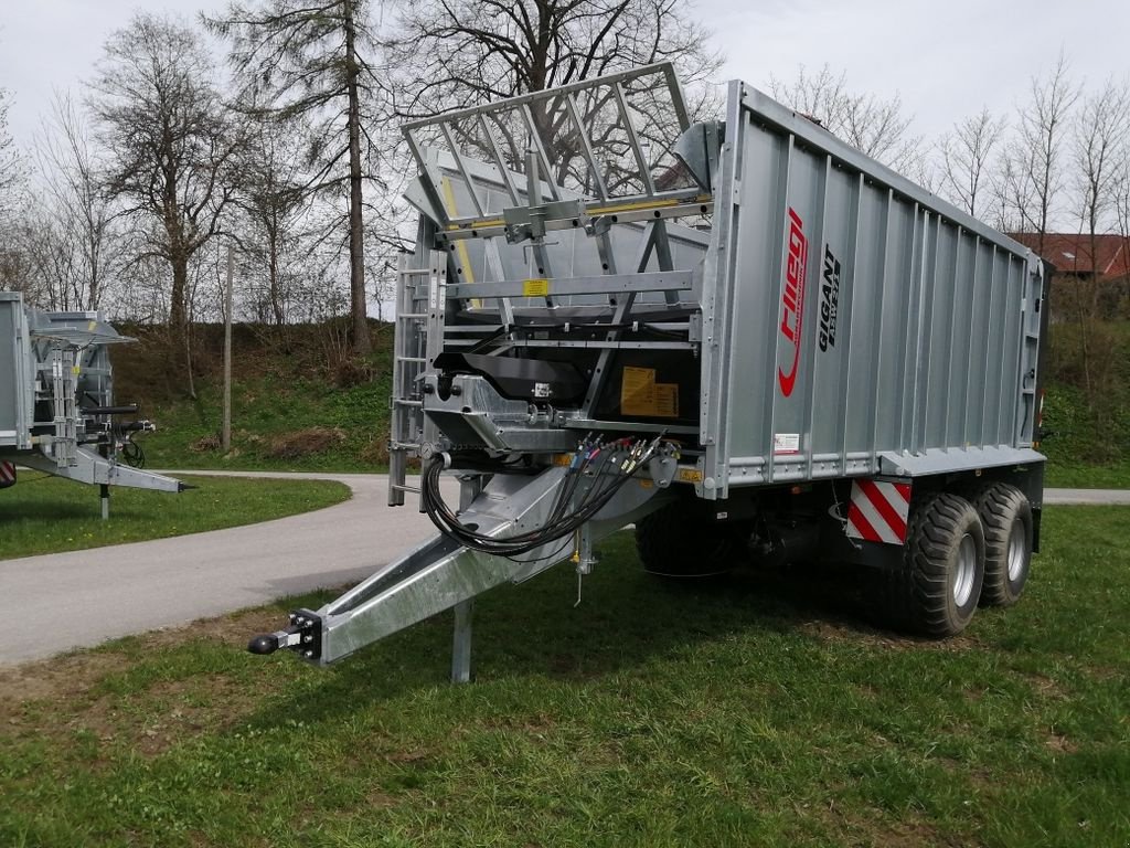 Abschiebewagen des Typs Fliegl Gigant ASW 271 Compact FOX, Neumaschine in Grünbach (Bild 3)