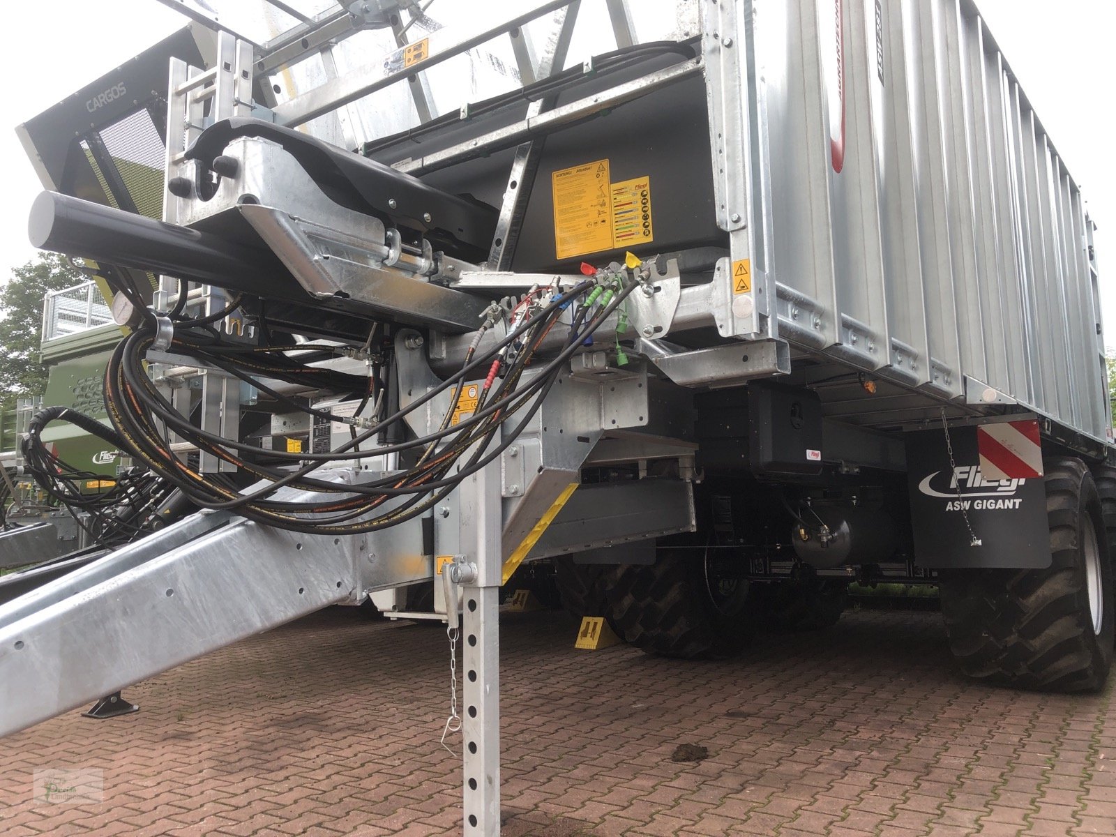 Abschiebewagen of the type Fliegl Gigant ASW 281, Neumaschine in Bad Kötzting (Picture 3)