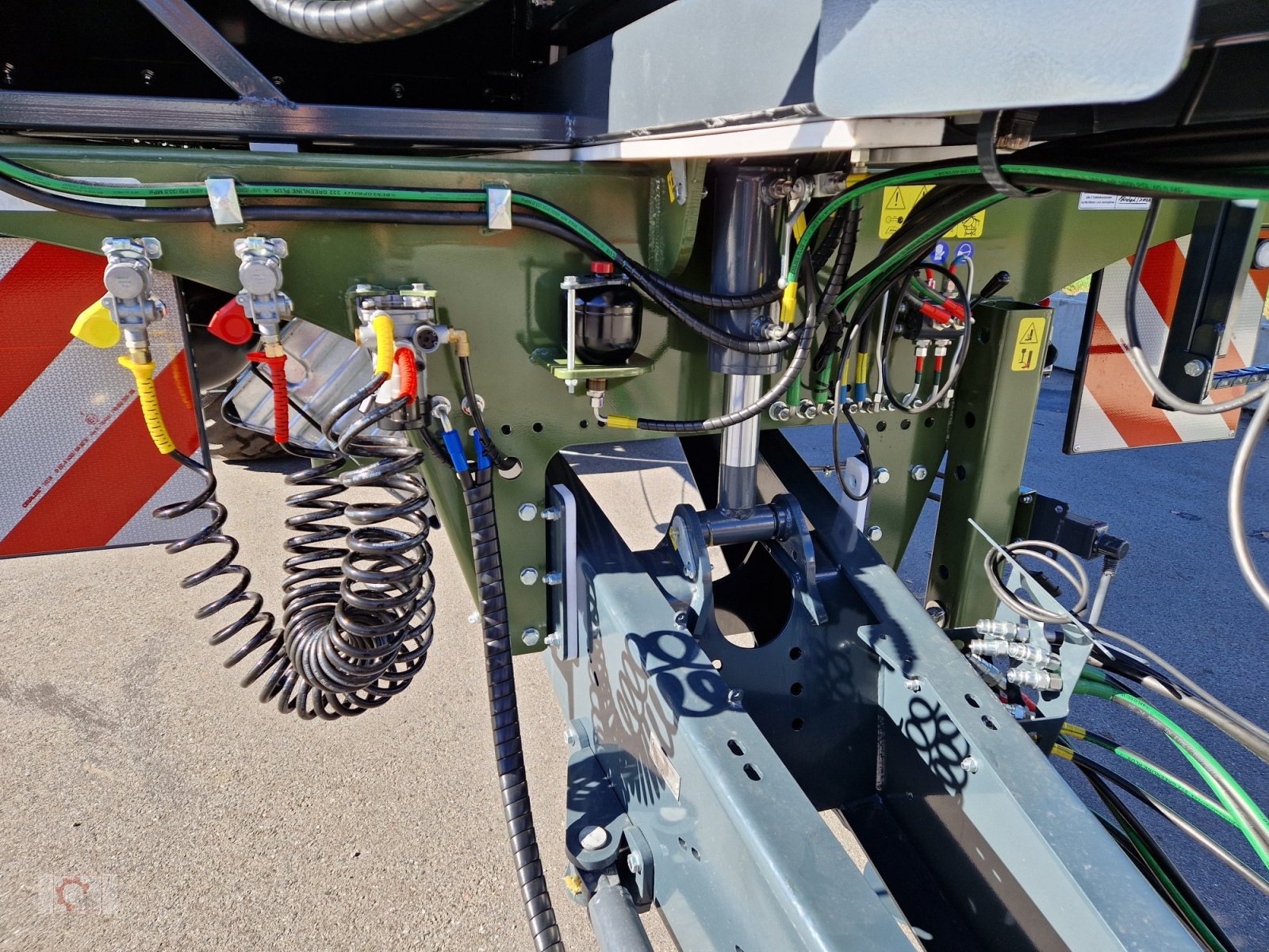 Abschiebewagen des Typs Kobzarenko TZP-35 24t 45m³ Zwangslenkung Deichselfederung, Neumaschine in Tiefenbach (Bild 4)