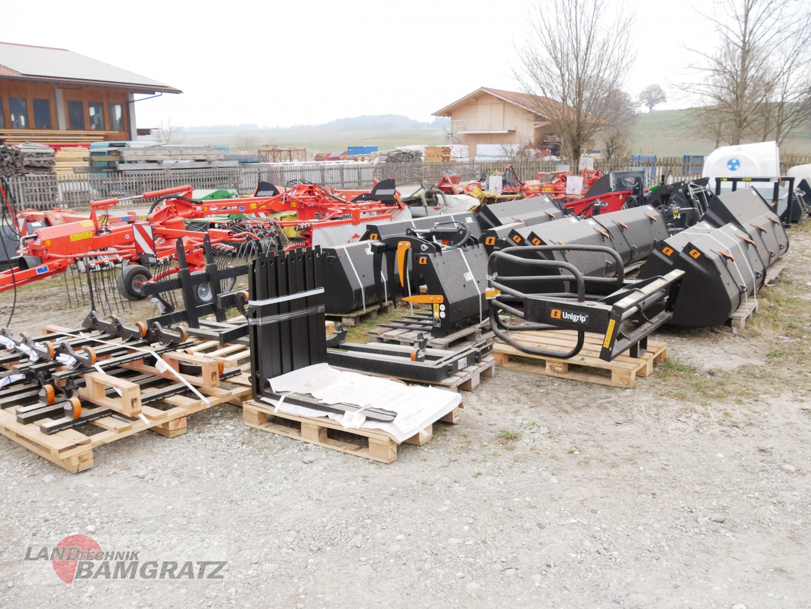 Anbaugerät des Typs Alö Schaufel Palettengabel Ballenzange Silocut Powergrab GM Unigrip GXL VL VXL Ballenspieß Zange Krokodilgebiss Pelikanschaufel, Neumaschine in Eberfing (Bild 1)