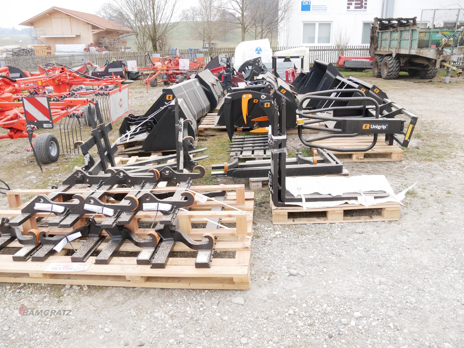 Anbaugerät des Typs Alö Schaufel Palettengabel Ballenzange Silocut Powergrab GM Unigrip GXL VL VXL Ballenspieß Zange Krokodilgebiss Pelikanschaufel, Neumaschine in Eberfing (Bild 2)