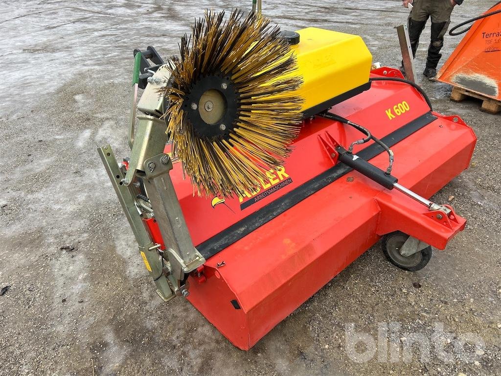 Anbaukehrmaschine a típus Adler Arbeitsmaschinen K 600/210, Gebrauchtmaschine ekkor: Düsseldorf (Kép 1)