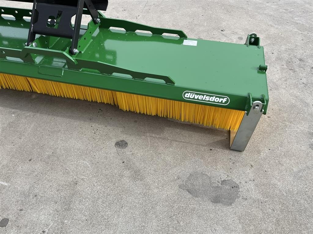 Anbaukehrmaschine des Typs Düvelsdorf Kost til pallegafler, 300 cm Med eurobeslag, Gebrauchtmaschine in Nørager (Bild 4)