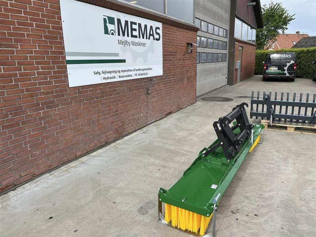 Anbaukehrmaschine des Typs Düvelsdorf Kost til pallegafler, 300 cm Med eurobeslag, Gebrauchtmaschine in Nørager (Bild 6)