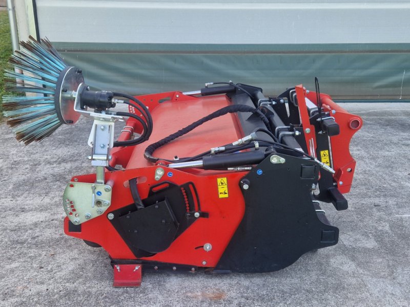 Anbaukehrmaschine des Typs Emily Kehrmaschine  Emily Seitenbesen neuwertig  2,2m Breit BJ.11/2021 Manitou Aufnahme, Gebrauchtmaschine in Palling (Bild 1)