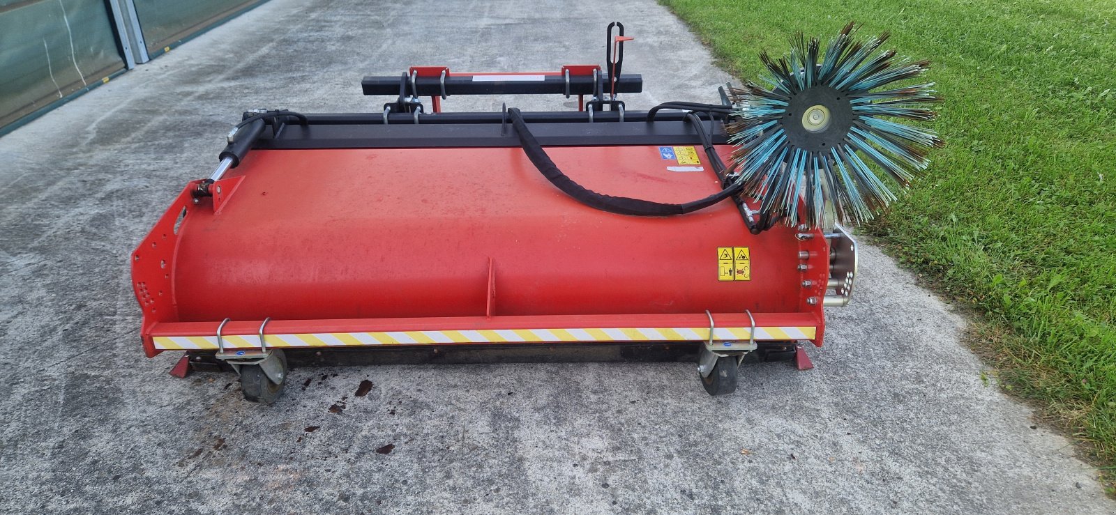 Anbaukehrmaschine of the type Emily Kehrmaschine  Emily Seitenbesen neuwertig  2,2m Breit BJ.11/2021 Manitou Aufnahme, Gebrauchtmaschine in Palling (Picture 4)