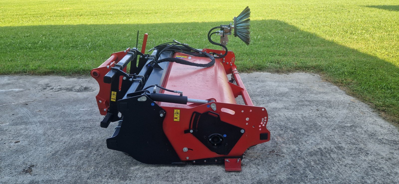 Anbaukehrmaschine of the type Emily Kehrmaschine  Emily Seitenbesen neuwertig  2,2m Breit BJ.11/2021 Manitou Aufnahme, Gebrauchtmaschine in Palling (Picture 5)